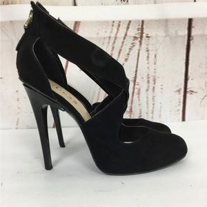 Guess // black criss cross strap closed toe heels 🖤